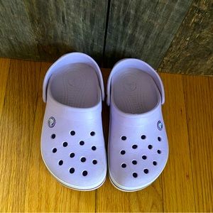 Woman’s light purple Crocs